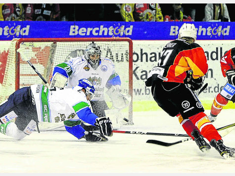 Voller Einsatz: Tyson Marsh (l.) wirft sich in den Schuss von Ex-SCR-Spieler Bernhard Ebner. foto: Rabuser