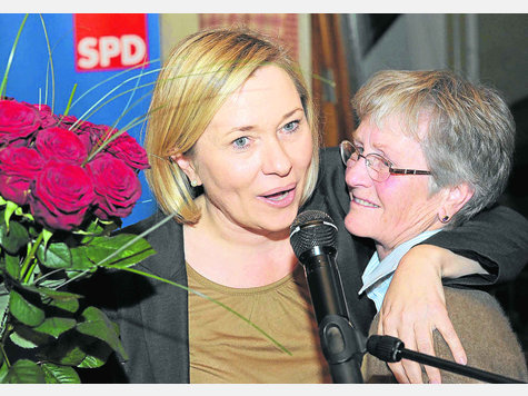 „Ich stehe hier, weil ich am 11. März die Bürgerinnen und Bürger um den Auftrag bitten will, unserer Stadt eine Zukunft zu schaffen“: Doris Rauscher nimmt nach der Nominierung die Glückwünsche ihrer Mutter Marianne entgegen. Foto: jro „Ich stehe hier, weil ich am 11. März die Bürgerinnen und Bürger um den Auftrag bitten will, unserer Stadt eine Zukunft zu schaffen“: Doris Rauscher nimmt nach der Nominierung die Glückwünsche ihrer Mutter Marianne entgegen. Foto: jro