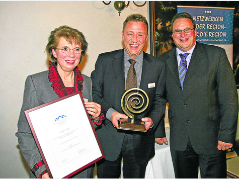 Aus den Händen von Bürgermeisterin Cornelia Irmer und Landrat Josef Niedermaier (re.) nahm Unternehmer Thomas Breuer den 1. Nachhaltigkeitspreis entgegen. Foto: mk Aus den Händen von Bürgermeisterin Cornelia Irmer und Landrat Josef Niedermaier (re.) nahm Unternehmer Thomas Breuer den 1. Nachhaltigkeitspreis entgegen. Foto: mk