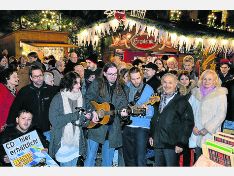 Einen Vorgeschmack auf die CD gibt die Band &bdquo;The eyes are green&ldquo;, die vor kurzem noch &bdquo;Ojjo&ldquo; hie&szlig;, stellvertretend f&uuml;r alle Gruppen auf dem Christkindlmarkt mit B&uuml;rgermeister Rolf Zeitler und seiner Frau Monika (rechts). Foto: Gerald F&ouml;rtsch