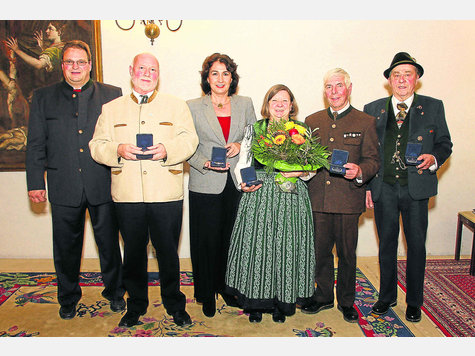 Auszeichnung: Landrat Josef Niedermaier (li.) &uuml;berreichte die Isar-Loisach-Medaille an (v. li.), Nikolaus Sch&ouml;fmann, Dr. Sybille Krafft, Mechthild Felsch, Alfred Binder und Johann Schwaiger sen. Foto: Pr&ouml;hl