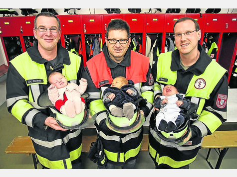 In den Helm hineingeboren: In 14 Jahren können die Väter (v.l.) Christian Reindl, Stefan Hiss und Mathias Buck mit der Ausbildung ihrer drei Kleinen (v.l.) Leni Veronika, Maximilian und Korbinian beginnen. foto: sh In den Helm hineingeboren: In 14 Jahren können die Väter (v.l.) Christian Reindl, Stefan Hiss und Mathias Buck mit der Ausbildung ihrer drei Kleinen (v.l.) Leni Veronika, Maximilian und Korbinian beginnen. foto: sh