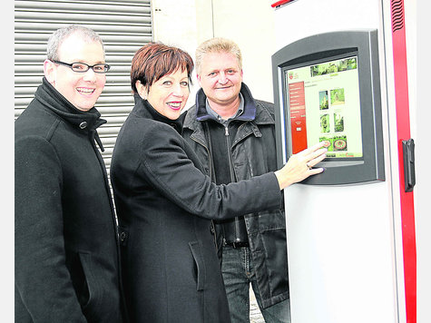 Moderne Litfaßsäule: Rund um die Uhr steht der neue Info-Terminal vor dem Rathaus zur Verfügung. Stadtrat Rudolf Heinz, Bürgermeisterin Anita Meinelt und Marketing-Mitarbeiter Johann Fischer (v. l.) stellten ihn vor. Foto: Fischer Moderne Litfaßsäule: Rund um die Uhr steht der neue Info-Terminal vor dem Rathaus zur Verfügung. Stadtrat Rudolf Heinz, Bürgermeisterin Anita Meinelt und Marketing-Mitarbeiter Johann Fischer (v. l.) stellten ihn vor. Foto: Fischer