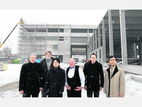 Gute Laune beim Richtfest: Manfred Stern (Pr&auml;sident Yaskawa Europe GmbH), Richard Dinkel (Zweiter B&uuml;rgermeister Allershausen), Yoshimitsu Sonohara (General Manager Business Planning Yaskawa), Fritz Winter, Yasushi Ichiki (General Manager Corporate Planning Yaskawa) und Ralph Braun (Executive Officer Yaskawa, v.l.). Foto: Gleixner