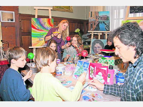 Jung und kreativ: Sabine Kellner (stehend) und Robert Grundler (r.) beim Basteln und Malen mit Kindern. Foto: Huber Jung und kreativ: Sabine Kellner (stehend) und Robert Grundler (r.) beim Basteln und Malen mit Kindern. Foto: Huber