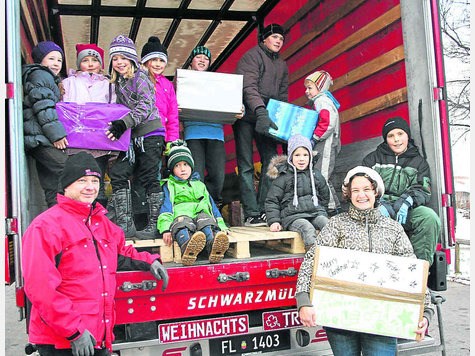 Besonders die Kinder freuten sich, dass sie die Pakete bei Berthold Heinemann (links) abliefern und verladen durften. ms Besonders die Kinder freuten sich, dass sie die Pakete bei Berthold Heinemann (links) abliefern und verladen durften. ms