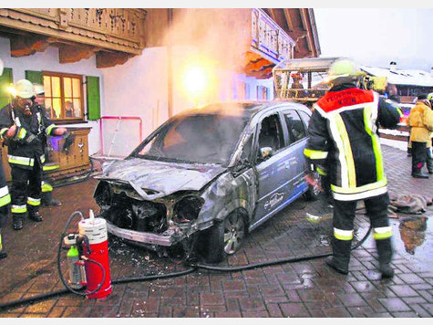 Ausgebrannt ist ein Wagen in Kr&uuml;n. fotos (2). Feuerwehr Mittenwald