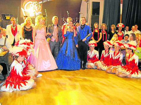 Zwei Prinzenpaare bekamen die Ballbesucher im Ottilinger-Saal zusammen mit der OCV-Garde „präsentiert“ – denn die Inthronisation beim Oberilmtaler Carnevalverein steigt erst am heutigen Samstag. Foto: Ostermair Zwei Prinzenpaare bekamen die Ballbesucher im Ottilinger-Saal zusammen mit der OCV-Garde „präsentiert“ – denn die Inthronisation beim Oberilmtaler Carnevalverein steigt erst am heutigen Samstag. Foto: Ostermair