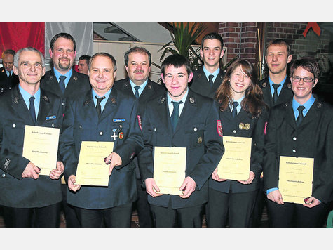 Bef&ouml;rderungen bei der Feuerwehr Markt Schwaben (v.l.): Wolfgang W&ouml;lfl (Hauptl&ouml;schmeister), Ralf Handschuh (Oberl&ouml;schmeister), Joseph Riexinger (Hauptl&ouml;schmeister), Manfred Hiel (L&ouml;schmeister), Felix Kraus (Feuerwehrmann), Nico Biebel (Oberfeuerwehrmann), Sabrina Wierer (Oberfeuerwehrfrau), Florian Schweiger (Oberfeuerwehrmann) und Daniela Ergang (Oberfeuerwehrfrau). Nicht auf dem Bild Florian Mayr (Feuerwehrmann), Helmut P&ouml;tzl (Oberl&ouml;schmeister), Uwe Engelhardt (Hauptl&ouml;schmeister). Foto: dul