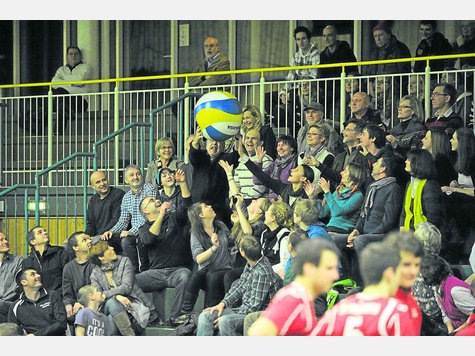 Mit dem Erfolg der Volleyballer ist auch der Spaß in die Jahnsporthalle zurück gekehrt. Foto: stefan rossmann Mit dem Erfolg der Volleyballer ist auch der Spaß in die Jahnsporthalle zurück gekehrt. Foto: stefan rossmann