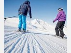 Kinder und Jugendliche nutzen im Skiparadies Kitzbühel die Lifte umsonst