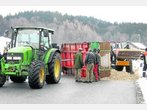 Traktor-Unfall in Steingaden: Hackschnitzel auf der Fahrbahn