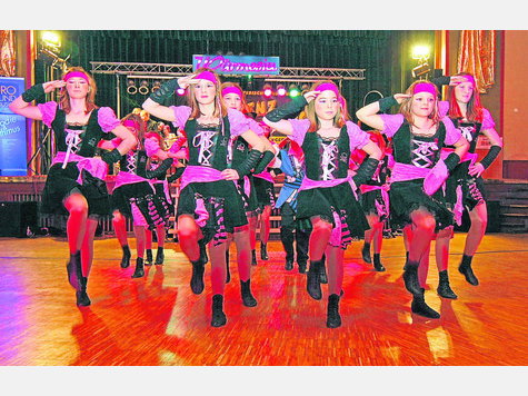 Erster Auftritt der Saison: Die Kindergarde der W&uuml;rmesia pr&auml;sentiert ihre Show beim Inthronisationsball im Heide-Volm in Planegg. fotos: Sauer (15), H&ouml;fle (1)
