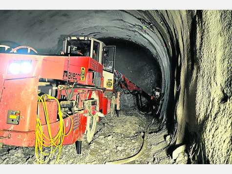 Auf Hochtouren laufen die Arbeiten f&uuml;r den Kramertunnel im S&uuml;den. W&auml;hrend der Erkundungsstollen dort t&auml;glich 15 Meter l&auml;nger wird, ruht der Vortrieb im Norden. foto: sehr