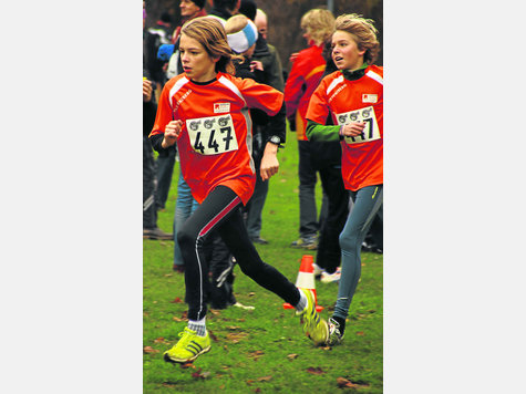 Nicht nur im Gel&auml;nde schnell: Tom J&auml;ger (li.) gewann &uuml;ber 3000 Meter, sein Teamkamerad Lucas Herbeck wurde Dritter. foto: lechner