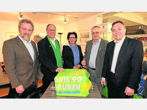 Ein Grünes Quintett sprach beim Neujahrsempfang in Weilheim (von links): Dr. Johannes Bauer, Karl-Heinz Grehl, Garbriela Seitz-Hoffmann, Uwe Kekeritz und Alfred Honisch. pp Ein Grünes Quintett sprach beim Neujahrsempfang in Weilheim (von links): Dr. Johannes Bauer, Karl-Heinz Grehl, Garbriela Seitz-Hoffmann, Uwe Kekeritz und Alfred Honisch. pp
