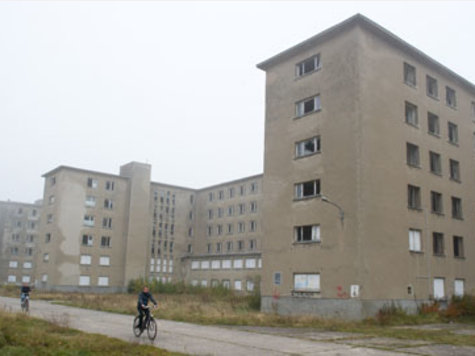 Der Verkauf der Nazi-Immobilie Prora auf der Insel Rügen hat dem Bund mehrere Millionen Euro eingebracht. Der Verkauf der Nazi-Immobilie Prora auf der Insel Rügen hat dem Bund mehrere Millionen Euro eingebracht.