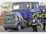 Lkw prallt mit Smart zusammen: Autofahrer stirbt