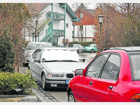 Eine Katastrophe ist nach Einsch&auml;tzung von Stadtrat Norbert Junius die Situation am Dompfaffenweg. &bdquo;Dort haben wir als Stadt sehr viel Bebauung zugelassen, und jetzt wissen die Leute nicht, wo sie ihre Autos hinstellen sollen.&ldquo; Foto: sh