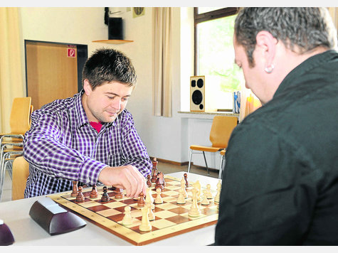 Bei ihm kann der Gegner meist nur staunen: Bernhard Bayer vom SK Weilheim hat in den vergangenen Monaten in der Landesliga und bei diversen Turnieren f&uuml;r Furore gesorgt. Das Foto wurde bei den oberbayerischen Blitzmeisterschaften aufgenommen. foto: gis