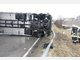 Lkw kippt auf B20 um
