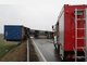 Lkw kippt auf B20 um