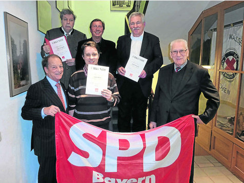 Treue Genossen: (v.l.) Peter Paul Gantzer mit Benno Springmann, Andre Schmidt, Dietrich Heyne, Bürgermeister Werner van der Weck und Manfred Eicker. Foto: fkn Treue Genossen: (v.l.) Peter Paul Gantzer mit Benno Springmann, Andre Schmidt, Dietrich Heyne, Bürgermeister Werner van der Weck und Manfred Eicker. Foto: fkn