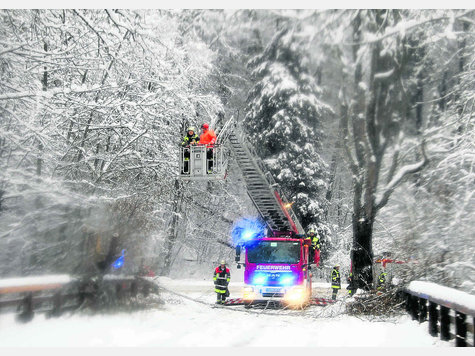 Ein Baum hatte die Zufahrt zum Obermühlthal blockiert. Die Feuerwehr Leutstetten machte die Fahrbahn wieder frei. Foto: Römmler Ein Baum hatte die Zufahrt zum Obermühlthal blockiert. Die Feuerwehr Leutstetten machte die Fahrbahn wieder frei. Foto: Römmler