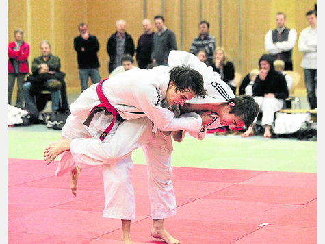 Als die Freisinger noch im Soll lagen: Christian Luigs (l.) bezwingt den Eichst&auml;tter Julian Krasselt. Foto: Lehmann