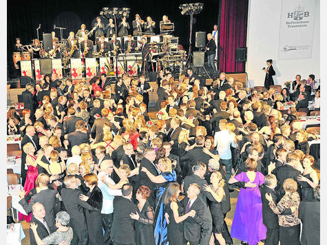 Die Big Band Markus Fluhr sorgte dafür, dass die Tanzfläche voll blieb. Bis zwei Uhr morgens schwebten die Gäste übers Parkett. foto: nie Die Big Band Markus Fluhr sorgte dafür, dass die Tanzfläche voll blieb. Bis zwei Uhr morgens schwebten die Gäste übers Parkett. foto: nie