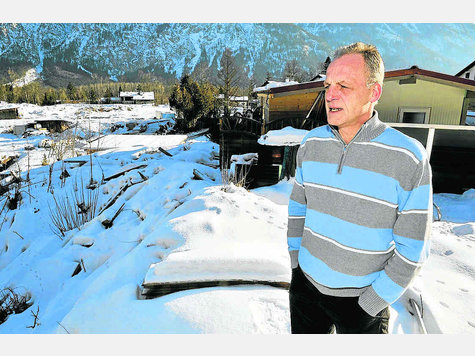 Lebt an der Baugrube f&uuml;r das Nordportal einer m&ouml;glichen Oberauer Umfahrung: Ralf Verlages Problem ist aber vor allem der Wind, der ungesch&uuml;tzt auf sein Haus trifft. Foto: sehr