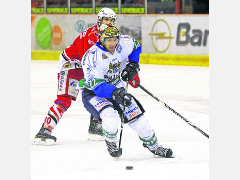 Erst Torschütze, dann Zuschauer: SCR-Top-Scorer Lubor Dibelka musste kurz nach Beginn des zweiten Abschnitts zum Duschen. Foto: bse-pictures Erst Torschütze, dann Zuschauer: SCR-Top-Scorer Lubor Dibelka musste kurz nach Beginn des zweiten Abschnitts zum Duschen. Foto: bse-pictures