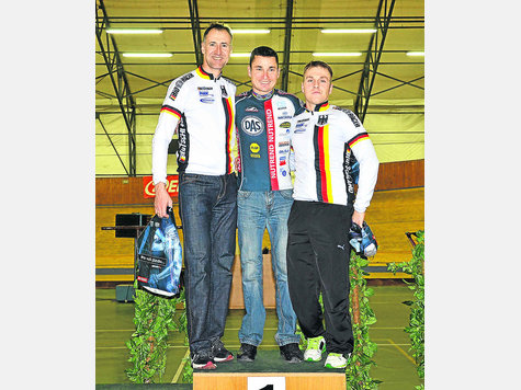 Silber in Prag: Wolfgang Sacher (li.) mit dem siegreichen Tschechen Jiri Jezek (Mi.) und Thomas Sch&auml;fer. foto: privat
