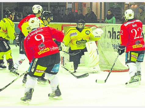 Steigerung: Im Hinspiel musste der EAS Keeper bei der 2:9-Niederlage gegen Memmingen (Bild) noch neunmal hinter sich greifen. Bei den Allg&auml;uern hielt die EA Schongau die Niederlage mit 3:6 in Grenzen. foto: df