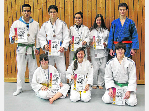 Die erfolgreichen Freisinger Judoka (vorne von links): Sophie Weinmann, Isabella Weinmann und Alexander Prasch (hinten von links): Samir Bendraoua, Christoph Emmer, Laura Findner, Katharina Weinmann und Markus Stimmelmayer.