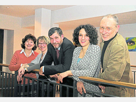 Wurde einstimmig bestätigt: Der Vorstand des Vereins Arbeit für Jugend um den Vorsitzenden Horst Niegel (Mi.) mit (v. li.) Elisabeth Friedrich (3. Vorsitzende), Karen Hellwig (Kasse), Claudia Kallen (2. Vorsitzende) und Joseph Leuthner (Schriftführer). Foto: hermsdorf Wurde einstimmig bestätigt: Der Vorstand des Vereins Arbeit für Jugend um den Vorsitzenden Horst Niegel (Mi.) mit (v. li.) Elisabeth Friedrich (3. Vorsitzende), Karen Hellwig (Kasse), Claudia Kallen (2. Vorsitzende) und Joseph Leuthner (Schriftführer). Foto: hermsdorf