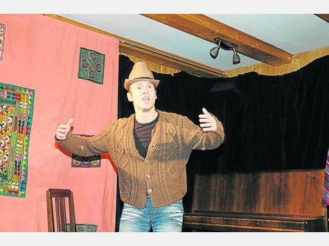 Milieustudien sind die Stärke von Tobias Öller. Den Besuchern im „Eulenspiegel“ gefielen seine Darstellungen verschiedener Charaktere sichtlich gut. Foto: jungwirth Milieustudien sind die Stärke von Tobias Öller. Den Besuchern im „Eulenspiegel“ gefielen seine Darstellungen verschiedener Charaktere sichtlich gut. Foto: jungwirth