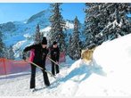 Sprengstoff aus der Luft gegen die Schneemassen