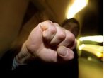 Drei Männer treten und schlagen in Schwabing auf 33-Jährigen ein: Polizei sucht Taxifahrer als Zeugen
