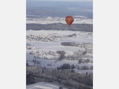 Bei der Tegernseer Tal Montgolfiade starten von 21. bis 28. Januar mehr als 50 Hei&szlig;luftballone. An dem Ballontreffen nehmen Sportler aus mehreren L&auml;ndern teil. F&uuml;r das Publikum gibt es ein buntes Rahmenprogramm.
