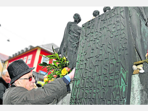 Blumen und Steine erinnern an den Schrecken: Abba Naor, Überlebender des Todesmarsches, legt einen Strauß am Mahnmahl an der Dachauer Straße nieder. foto: voxbrunner Blumen und Steine erinnern an den Schrecken: Abba Naor, Überlebender des Todesmarsches, legt einen Strauß am Mahnmahl an der Dachauer Straße nieder. foto: voxbrunner