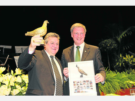 Die Allinger Friedenstaube brachte Bürgermeister Frederik Röder (r.) seinem Kollegen Josef Niggas in der Partnergemeinde Lannach mit. Foto: tb Die Allinger Friedenstaube brachte Bürgermeister Frederik Röder (r.) seinem Kollegen Josef Niggas in der Partnergemeinde Lannach mit. Foto: tb