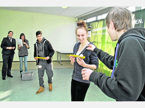 Teamarbeit und Organisationtalent gefragt: Am Stand von Mc Donalds stellen (v. re.) Michael Betz, Jessica Matsche, Samed Ersoy und Selina Christoph ihre Koordination und Zusammenarbeit unter Beweis. Auf Bestellung und auf Zeit müssen Murmel, Golfball, Ei und Tennisball die Seiten wechseln, beobachtet von Yvonne Reichel (Personalabteilung Mc Donalds). Foto: dagmar rutt Teamarbeit und Organisationtalent gefragt: Am Stand von Mc Donalds stellen (v. re.) Michael Betz, Jessica Matsche, Samed Ersoy und Selina Christoph ihre Koordination und Zusammenarbeit unter Beweis. Auf Bestellung und auf Zeit müssen Murmel, Golfball, Ei und Tennisball die Seiten wechseln, beobachtet von Yvonne Reichel (Personalabteilung Mc Donalds). Foto: dagmar rutt