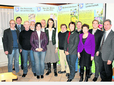 Imkervorstand Hubert Dietrich (r.) begrüßte aus dem Landtag Maria Noichl (SPD), Anne Franke (Grüne), Ulrike Müller (Freie Wähler), Gudrun Brendel-Fischer (CSU, v.l.) sowie Tobis Thalhammer (FDP, 2.v.r.). Foto: fkn Imkervorstand Hubert Dietrich (r.) begrüßte aus dem Landtag Maria Noichl (SPD), Anne Franke (Grüne), Ulrike Müller (Freie Wähler), Gudrun Brendel-Fischer (CSU, v.l.) sowie Tobis Thalhammer (FDP, 2.v.r.). Foto: fkn