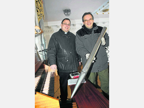 Orgelbauer Eduard Hei&szlig;erer (rechts) zeigt eine der Orgelpfeifen. Pfarrer Michael Vogg (links) freut sich &uuml;ber den sch&ouml;nen Klang. foto: ms
