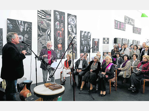 „Ein Festival allein reicht nicht“: Albrecht Widmann (li.) warb beim FW-Stammtisch im Gasthaus Isarwinkel für die dauerhafte Präsenz von bildender Kunst in Geretsried. Das Foto zeigt ihn zusammen mit seinem Mitstreiter Max Strack (2. v. li.) bei einer Ausstellungseröffnung in seinem Kunstbunker. Foto: archiv „Ein Festival allein reicht nicht“: Albrecht Widmann (li.) warb beim FW-Stammtisch im Gasthaus Isarwinkel für die dauerhafte Präsenz von bildender Kunst in Geretsried. Das Foto zeigt ihn zusammen mit seinem Mitstreiter Max Strack (2. v. li.) bei einer Ausstellungseröffnung in seinem Kunstbunker. Foto: archiv