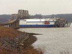 Kentucky: US-Frachtschiff reißt Brücke entzwei