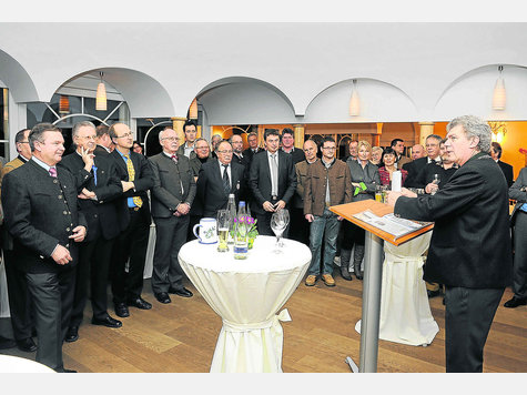 Einen weiten Bogen spannt Peter Janssen (r.) beim Neujahrsempfang der Stadt Tegernsee. Mit dabei ist auch Landrat Jakob Kreidl (l.). Foto: Thomas Plettenberg
