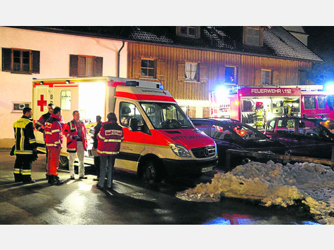 Rund 20 Rettungskr&auml;fte kamen zum Einsatz in die Alte Post nach B&ouml;bing &ndash; und blieben bis Stefano befreit war. foto: herold