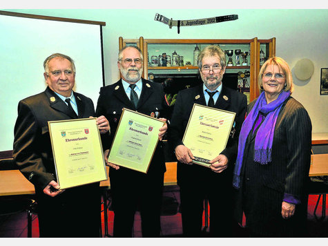 Urkunden für ihre 40-jährige Treue zur Freiwilligen Feuerwehr Hochbrück erhalten (v.l.) Otto Fellenz, Siegfried Krahl und Rudi Naisar. Bürgermeisterin Hannelore Gabor gratuliert. foto: förtsch Urkunden für ihre 40-jährige Treue zur Freiwilligen Feuerwehr Hochbrück erhalten (v.l.) Otto Fellenz, Siegfried Krahl und Rudi Naisar. Bürgermeisterin Hannelore Gabor gratuliert. foto: förtsch